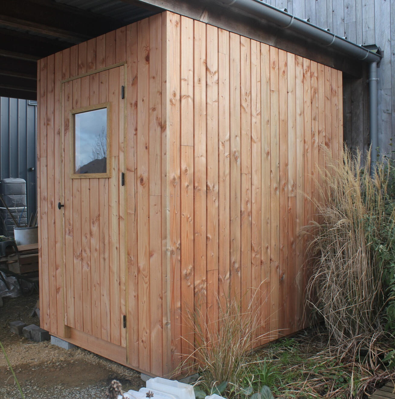 Cabanon bardage douglas sous préau existant - Saint Médard sur Ille