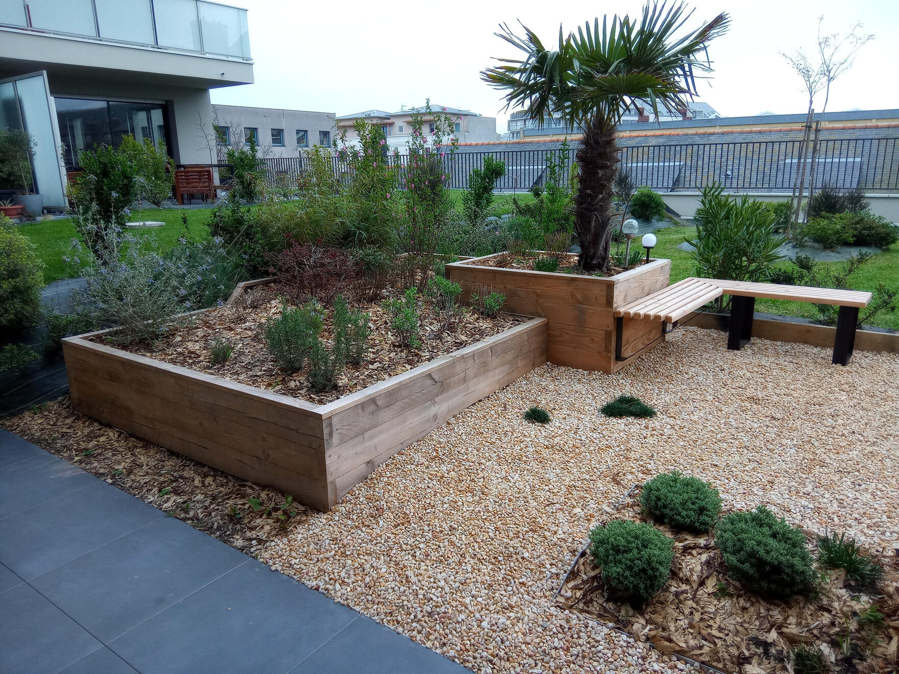 Jardinière avec banc en douglas sur toit terrasse, Saint-Malo
