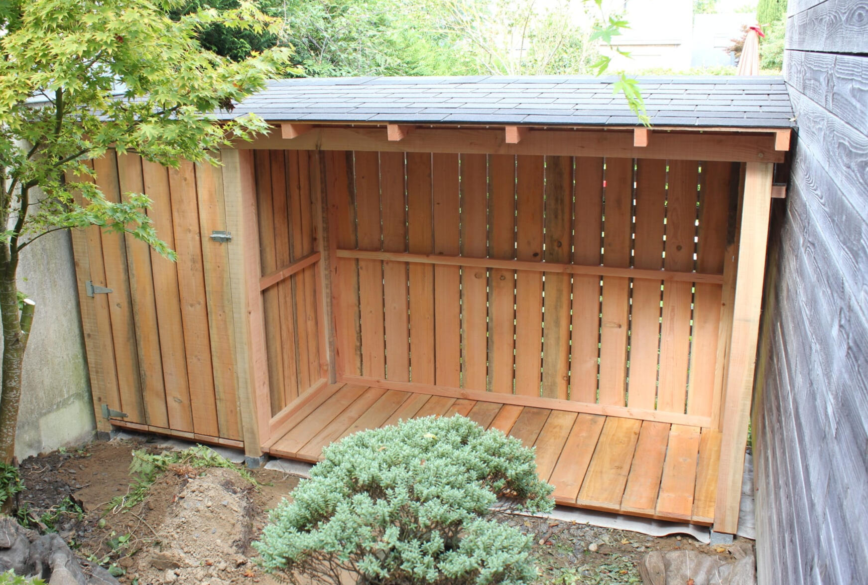 Bucher avec local poubelle en douglas - Saint Grégoire