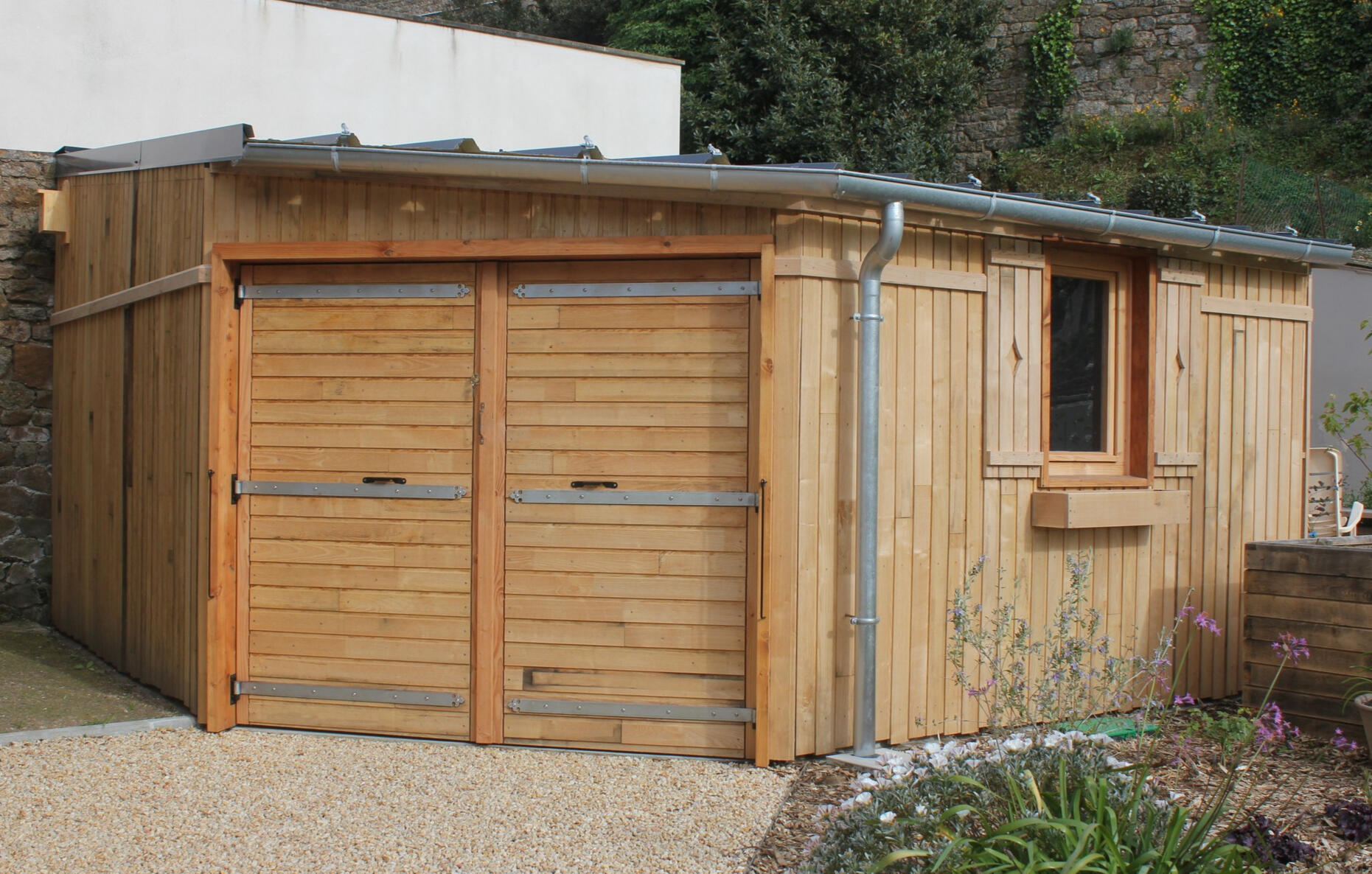 Habillage cabane en parpaing avec bardage châtaignier + décoration